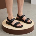 샌들 양말 코디 완벽 정리 어그 골든글로우 플랫폼 샌들을 블랙 양말과 함께 코디한 모습