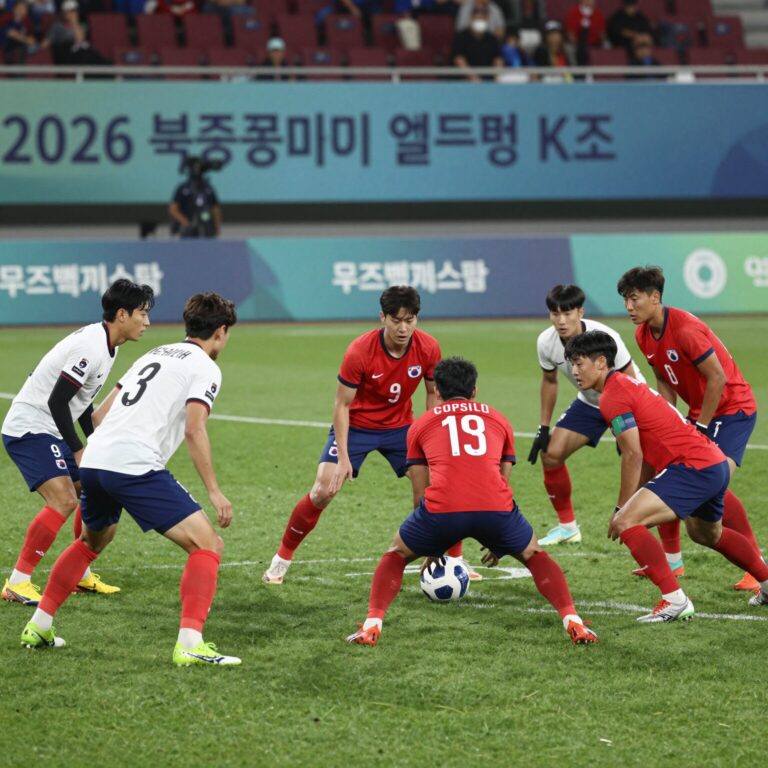 2026 북중미 월드컵 K조 우즈베키스탄과 콜롬비아 경기 장면으로, 우즈베키스탄 선수들이 수비 진영을 구축하고 있는 모습