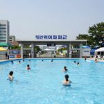 롯데워터파크 김해 입구 전경, 여름 물놀이 준비하는 사람들