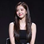 휘성의 생전 공연 사진 부드러운 미소와 무대 위 모습