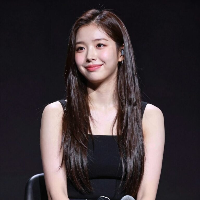 휘성의 생전 공연 사진 부드러운 미소와 무대 위 모습