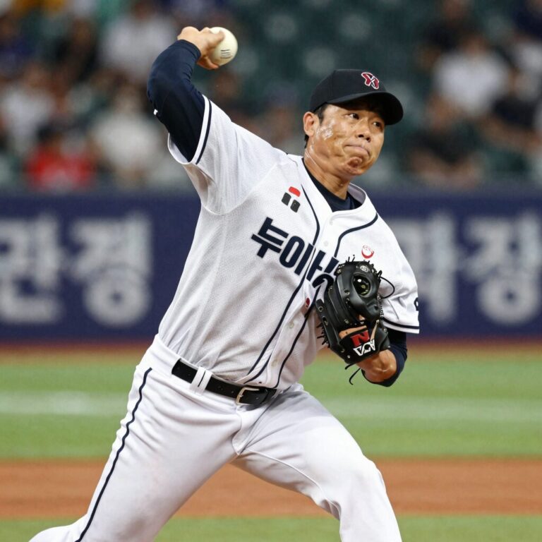KT 위즈 우규민이 2026년 경기에서 투구하는 모습, 41세 베테랑의 집중된 표정