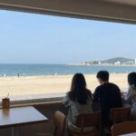 평대리 해수욕장 창밖 풍경이 보이는 카페 백년 내부 사진