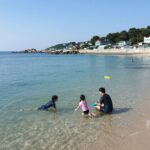 삼척 갈남항 펜션 가족 여행 후기 삼척 갈남항 펜션에서 바라본 동해바다와 갈남항 해변의 맑은 물, 스노쿨링하는 가족 모습