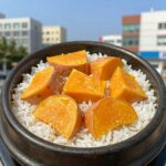 단호박 밥 만들기 쉽고 맛있는 레시피 완성된 단호박 밥 그릇에 담긴 모습 노란색 단호박과 흰 쌀밥이 어우러져 고소하고 달콤한 비주얼
