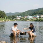 괴산 쌍곡계곡 동궁쉼터 평상에서 즐기는 물놀이와 바베큐 모습