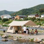 군위 동산계곡 솔밭야영장 평상 대여 가족 물놀이 추천 군위 동산계곡 솔밭야영장 평상과 지붕 시설 계곡 물놀이 가족