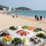 강화도 물회 맛집 생선회 신선한곳 강화도 선두리 해변 근처 강화물회사랑의 시원한 물회 사진으로 생선회와 야채가 얼음 위에 담겨 있다