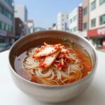 시원한 냉면 육수에 아삭한 김치를 넣어 만든 김치말이 국수 한 그릇