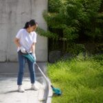 소형 예초기 추천 가벼운 무선 전동 잔디깍기 소형 예초기 토탈 20V 무선 전동 잔디깍기 사용 모습