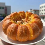 둥근호박을 도톰하게 썰어 접시에 담은 모습으로 새우젓볶음 요리 준비 과정