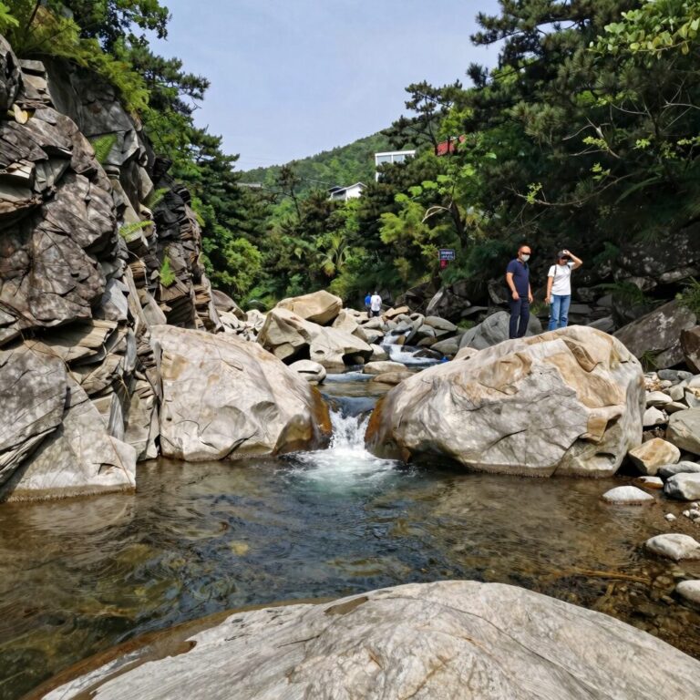 가평 유명산 계곡 용소유원지의 맑은 물과 바위 풍경