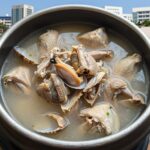 전복 백숙 맛있게 만드는법 집에서 보양식 끝판왕 완성된 전복 닭백숙이 담긴 냄비 사진, 닭과 전복이 푹 익어 국물이 진하게 우러난 모습