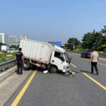 고창담양고속도로 낙하물 사고 대처법 고창담양고속도로 화물차 낙하물 사고 현장 사진. 중앙분리대가 파손되고 전복된 화물차가 보인다.