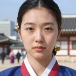 성조기 치마 여성 얼굴 공개 신원 미확인 이유 성조기 치마를 입은 여성의 얼굴이 공개된 모습