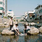 부산 계곡 식당 인기 메아리산장 감골가든 부산 계곡 식당 메아리산장 계곡에서 발 담그는 모습