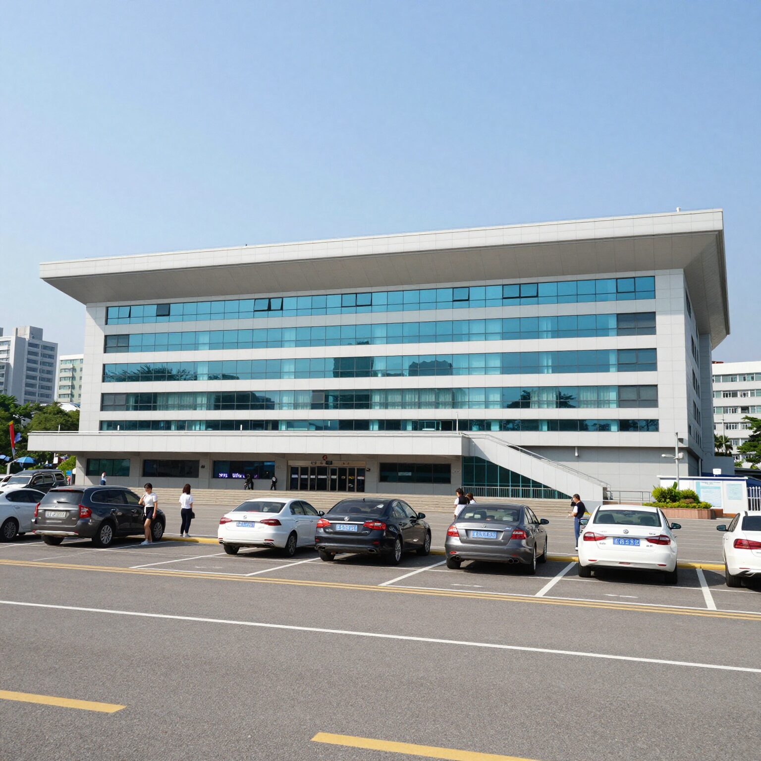 부주산 88수영장 건물 외관과 주차장 전경