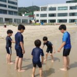 반팔 래쉬가드 제대로 고르는 방법 반팔 래쉬가드를 입고 물놀이를 즐기는 아이들