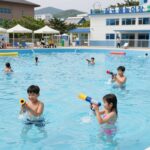 칠곡 물놀이장 3곳 비교 가격 준비물 칠곡 물놀이장 3곳 비교 대표 이미지 아이들이 물총을 들고 웃는 모습과 다양한 풀장