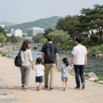 춘천 집다리골 계곡 평상에서 가족이 즐기는 모습
