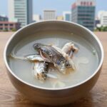 여름 별미 멸치 냉국수 만들기 시원한 국물 비법 시원한 멸치 냉국수 완성 그릇 사진