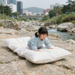 다이소 잠자리채 여름 물놀이 필수템 활용법 다이소 잠자리채를 사용하는 모습. 아이가 계곡에서 잠자리채를 들고 신나게 노는 장면
