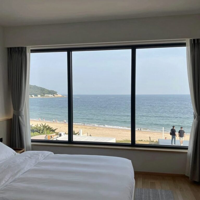 동해 독채 풀빌라 하미스테이 오션뷰 침실에서 바라본 바다 풍경