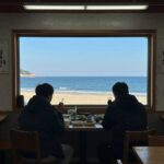 강릉 사천해변 앞에 위치한 횟집 내부에서 바라본 바다 전경