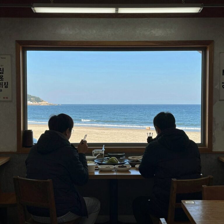 강릉 사천해변 앞에 위치한 횟집 내부에서 바라본 바다 전경