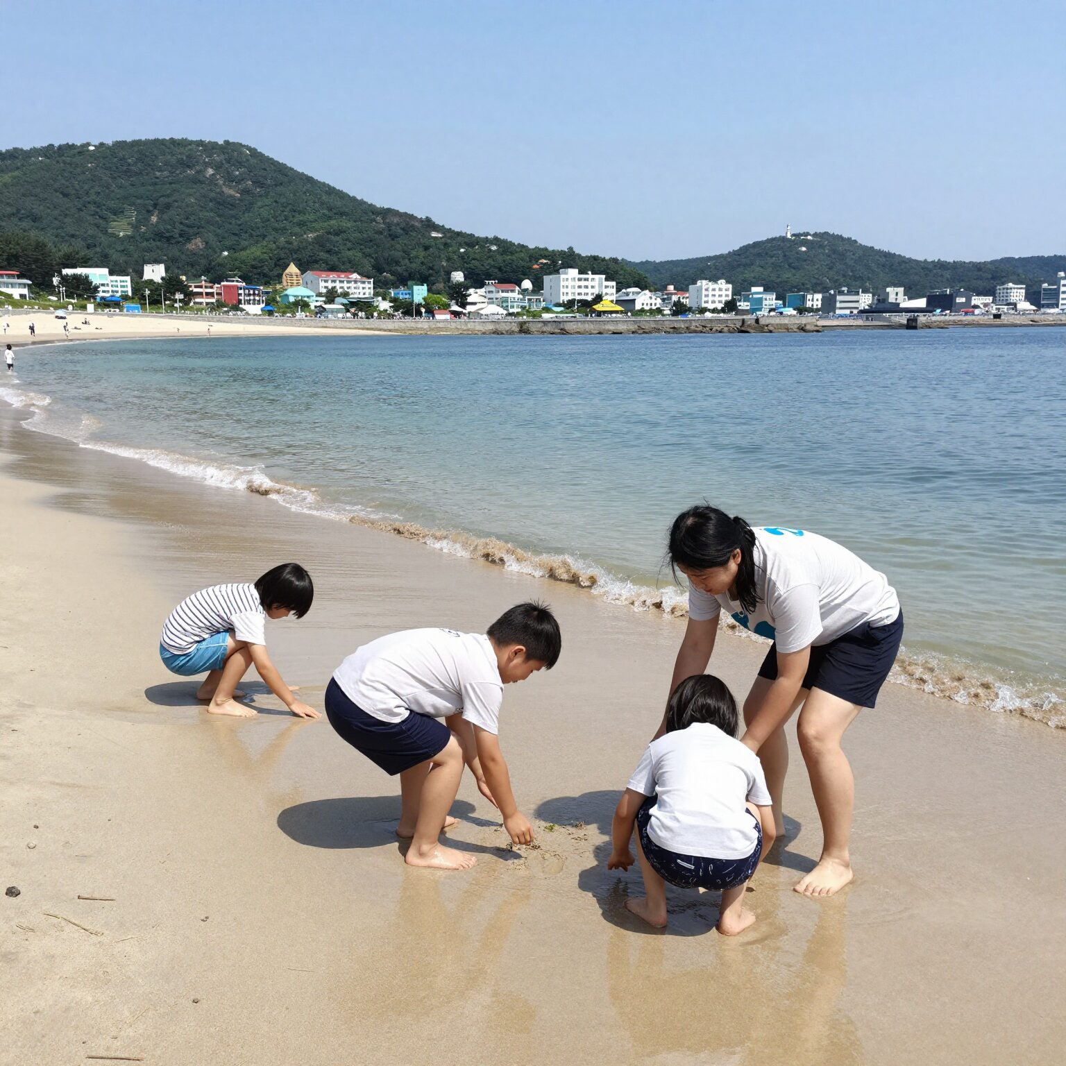 창원 광암 해수욕장에서 아이가 해루질을 즐기는 모습