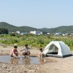 경기도 계곡 캠핑장에서 물놀이와 텐트가 함께 있는 여름 캠핑 현장 사진