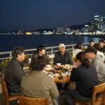 해운대 헌팅 술집 추천과 즐기는 방법 해운대 헌팅 술집에서 사람들이 모여 대화를 나누는 밤 풍경