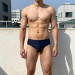 하이웨스트 수영복 반바지 완벽 소화하는 법 남성 하이웨스트 수영복 반바지 착용 모습 허리 위까지 올라오는 디자인과 짧은 기장으로 다리가 길어 보이는 효과