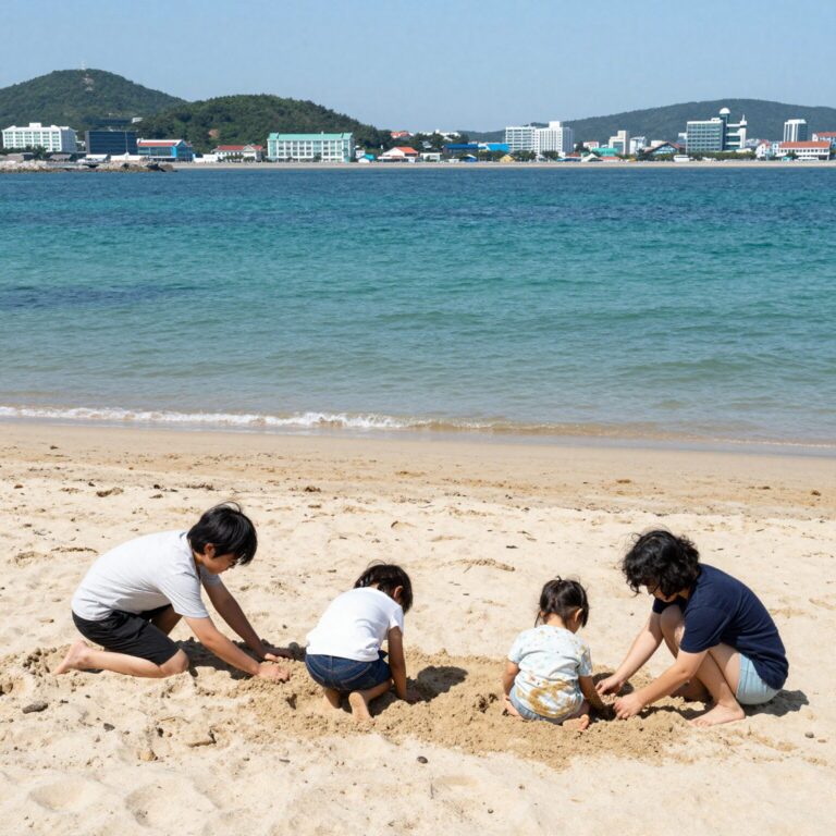 협재해수욕장 간조 때 얕은 에메랄드빛 바다와 아이가 모래놀이하는 모습