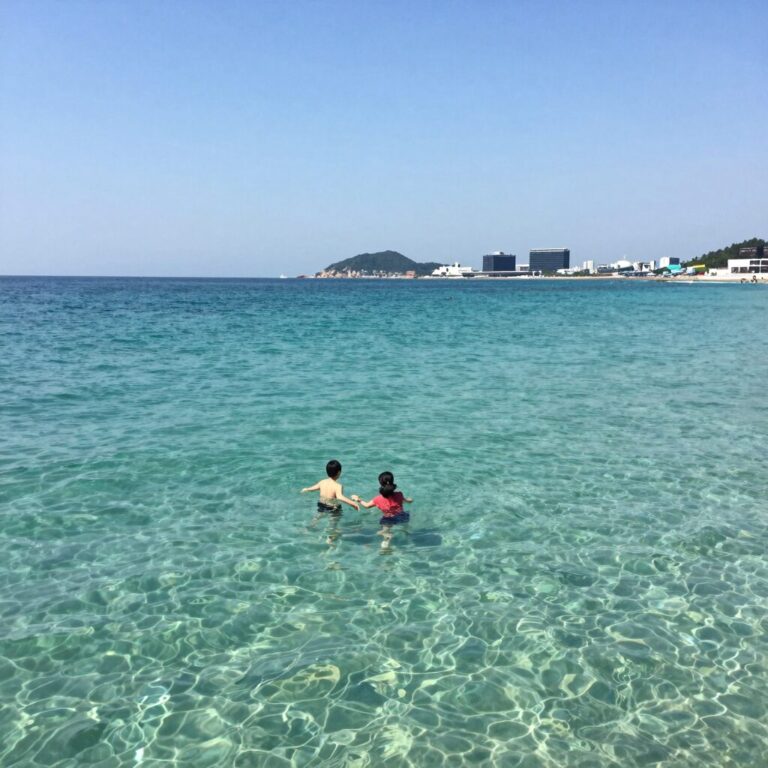 코난비치 에메랄드빛 바다와 맑은 물속 모습