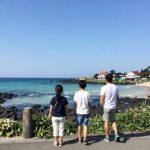 여름 가족여행 제주도 승합차투어 후기 제주도 여름 가족여행 승합차투어 중 애월 한담공원에서 가족이 바다를 바라보며 걷는 모습