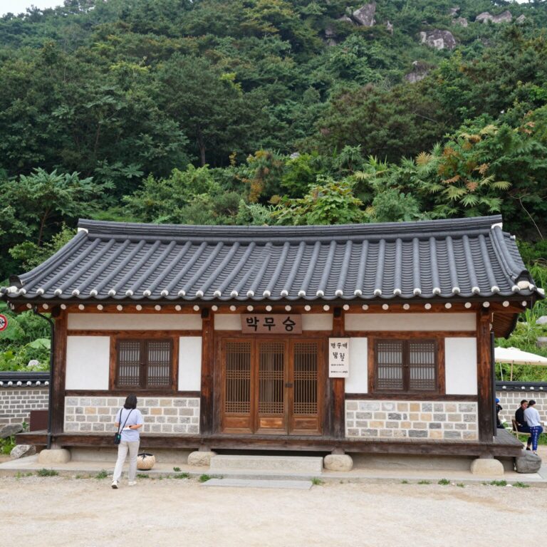 지리산 백무동 펜션 외관과 계곡 전경