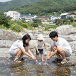 지리산 계곡에서 물놀이하는 가족