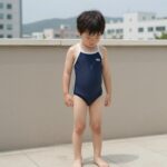 아이가 투피스 수영복을 입고 화장실에서 하의만 쉽게 내리는 모습