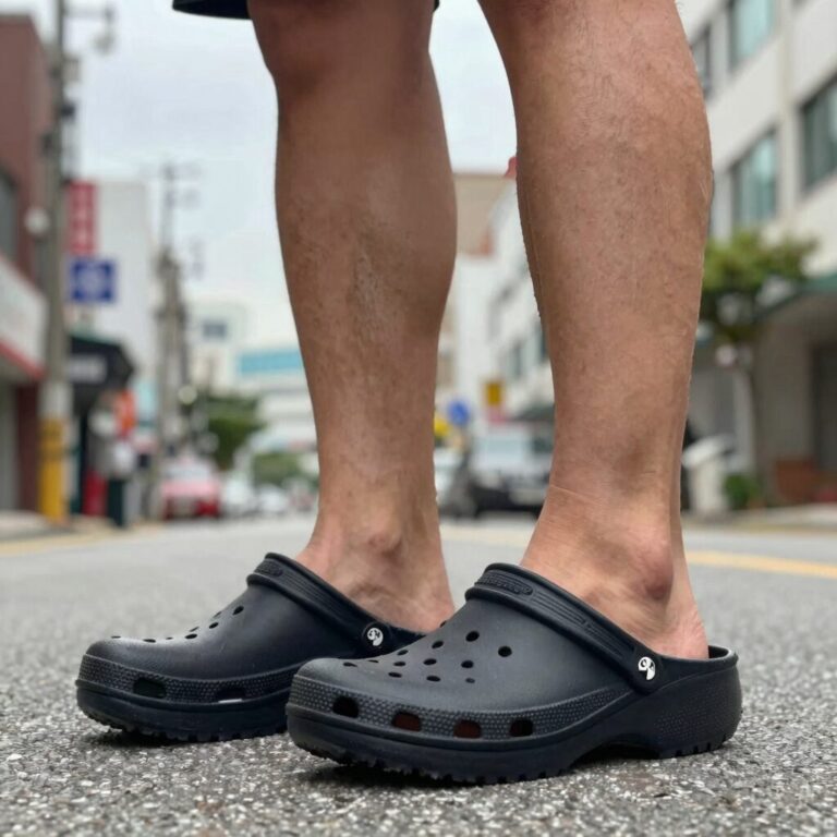 남성 크록스 슬리퍼를 신은 모습