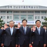 민형배 전남광주통합특별시장 취임식 사진 떠오르는 광주청사 앞에서 손을 흔드는 모습