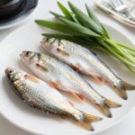 민어탕 맛있게 끓이는 여름 보양식 레시피 신선한 민어와 무 대파 등 민어탕 재료를 테이블 위에 펼쳐놓은 모습