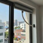이동식 에어컨 배기 호스를 창문 키트로 연결한 설치 예시 사진