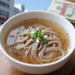 모밀소바 육수와 메밀면, 고명이 올려진 완성 접시