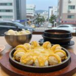 냉모밀 맛집 흔한남해 남해 추천 흔한남해에서 주문한 냉모밀 정식과 히레카츠, 모짜렐라 치즈카츠가 테이블에 함께 나온 모습
