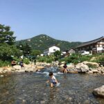 팔공산 숲속식당 평상과 계곡 전경, 아이가 물놀이하는 모습