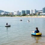 포항 형산강 물놀이장 2026 예약 꿀팁과 이용 후기 포항 형산강 물놀이장 유수풀과 성인풀 전경, 아이들이 튜브를 타고 둥둥 떠다니는 모습