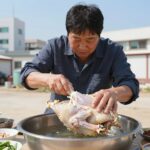 삼계탕 닭 손질 쉽고 간단한 잡내 제거 꿀팁 삼계탕 닭 손질 후 다리 꼬아 고정하는 모습