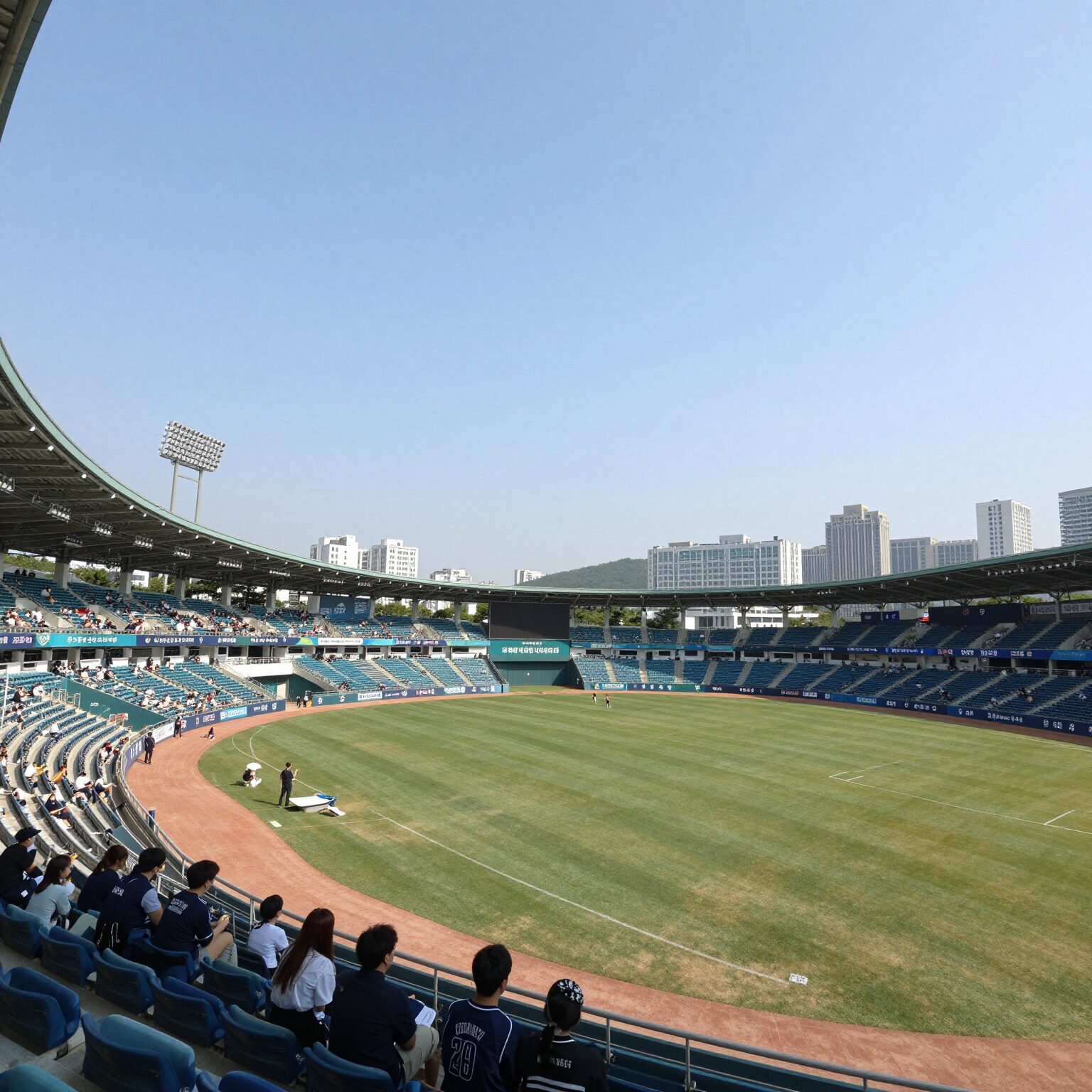 대구삼성라이온즈파크 외야에서 바라본 산과 관중석 전경