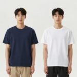 어깨트임 티셔츠로 여름 자신감 업 어깨트임 디자인이 강조된 루즈핏 반팔 티셔츠 모델 착용샷